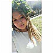 Studentessa universitaria in scienze dell’educazione e della formazione impartisce lezioni di aiuto compiti